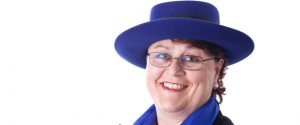 PR-Beraterin Angelika Albrecht mit blauem Hut