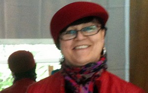 Angelijka Albrecht mit ihrem neuen roten Hut, einem Flaneur aus Berlin