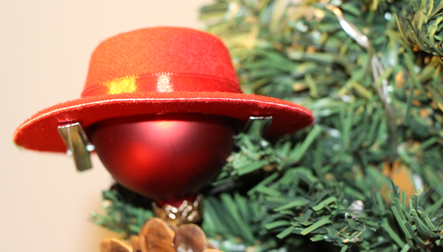 Rote Weihnachtskugel mit rotem Hut